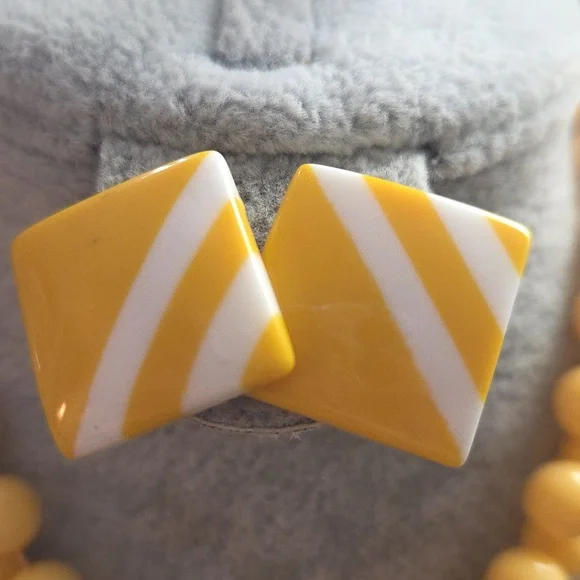 Yellow Beaded Necklace and Earring Jewelry Set - Picture 5 of 7